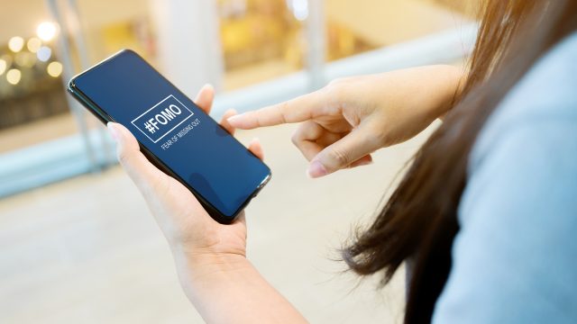 Gen Z dan Budaya FOMO (Fear of Missing Out)